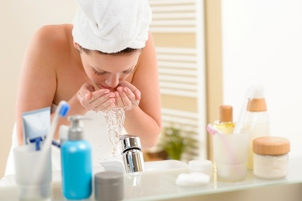 Mujer limpiando su rostro